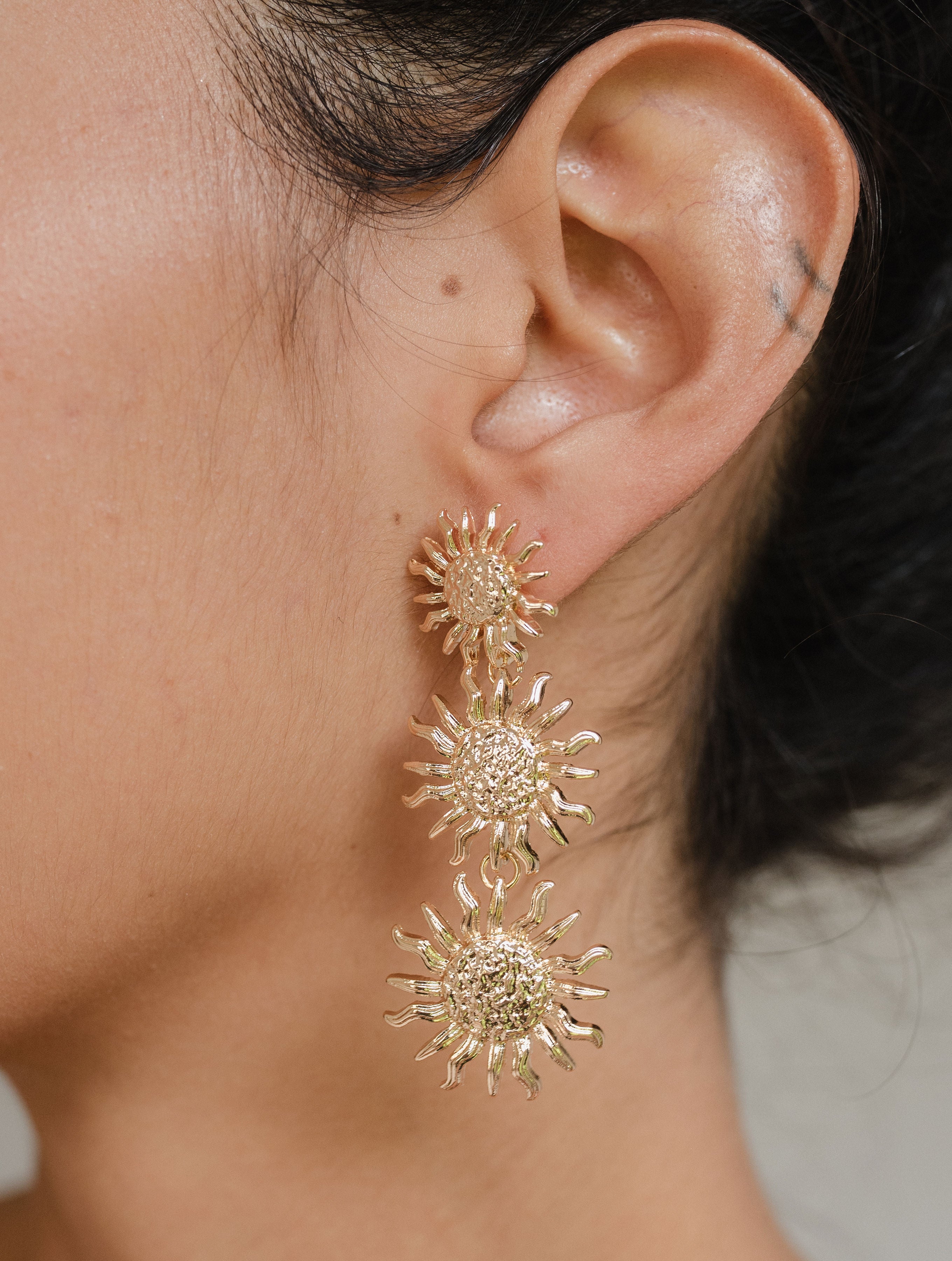 Aretes Sol Dorado Triple D10