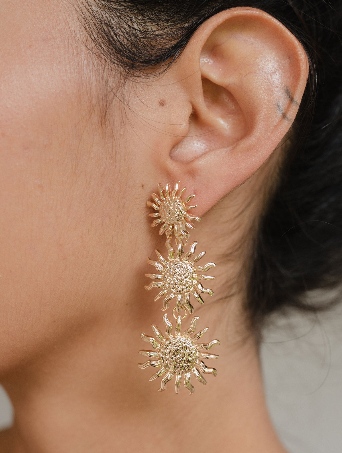 Aretes Sol Dorado Triple D10