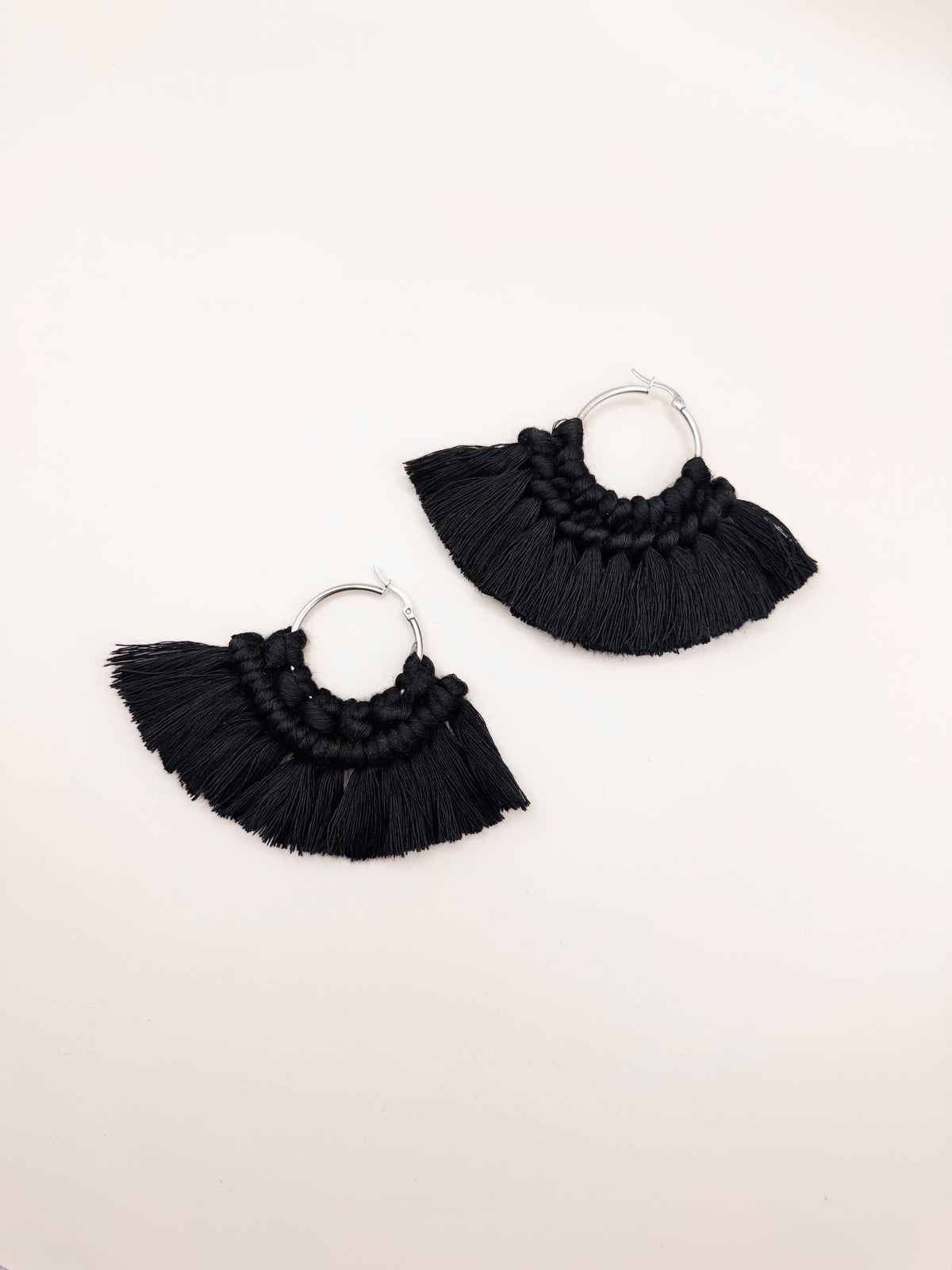 Aretes Macramé Media Luna Negro