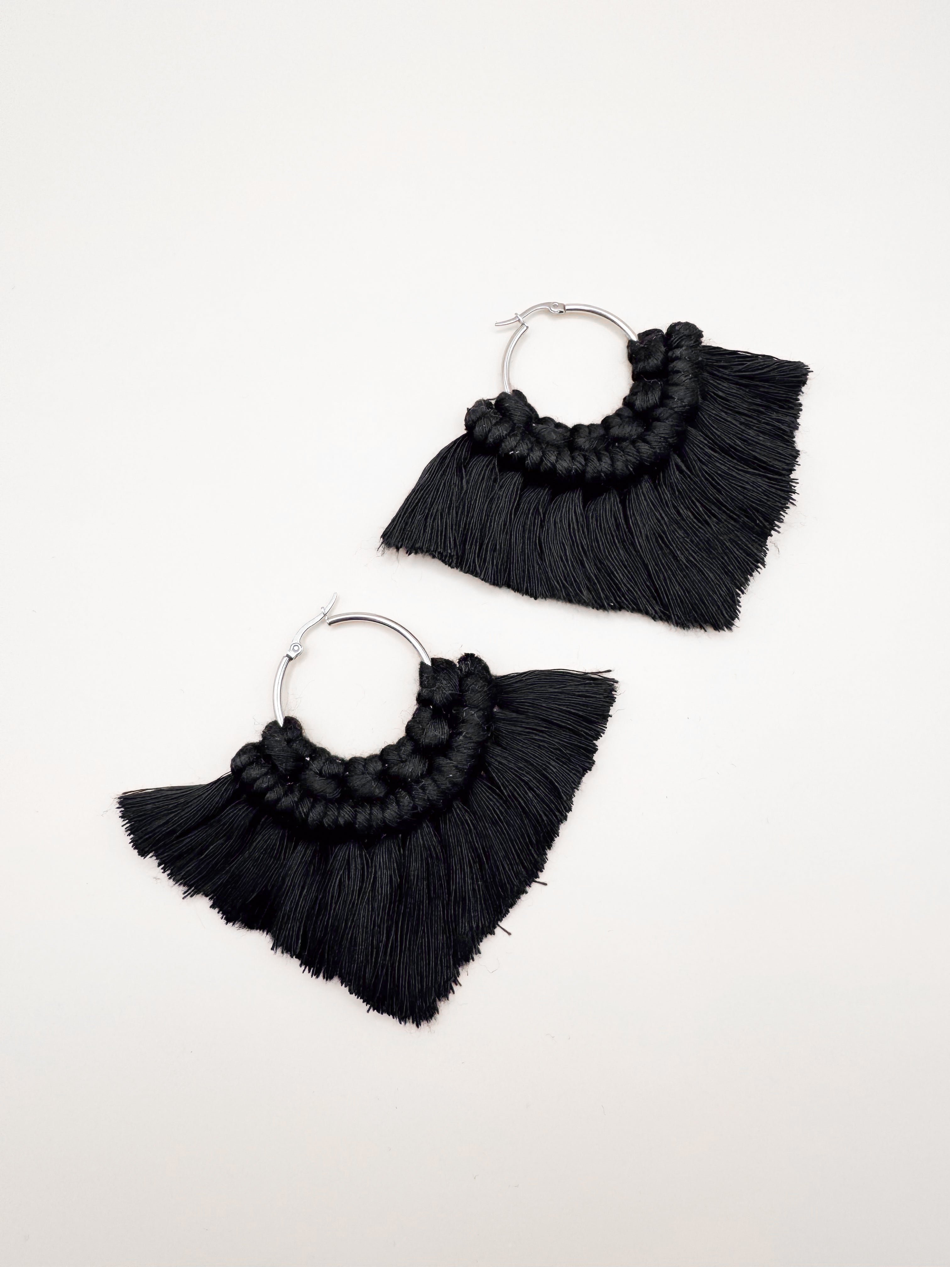 Aretes Macramé Triángulo Negro MN2