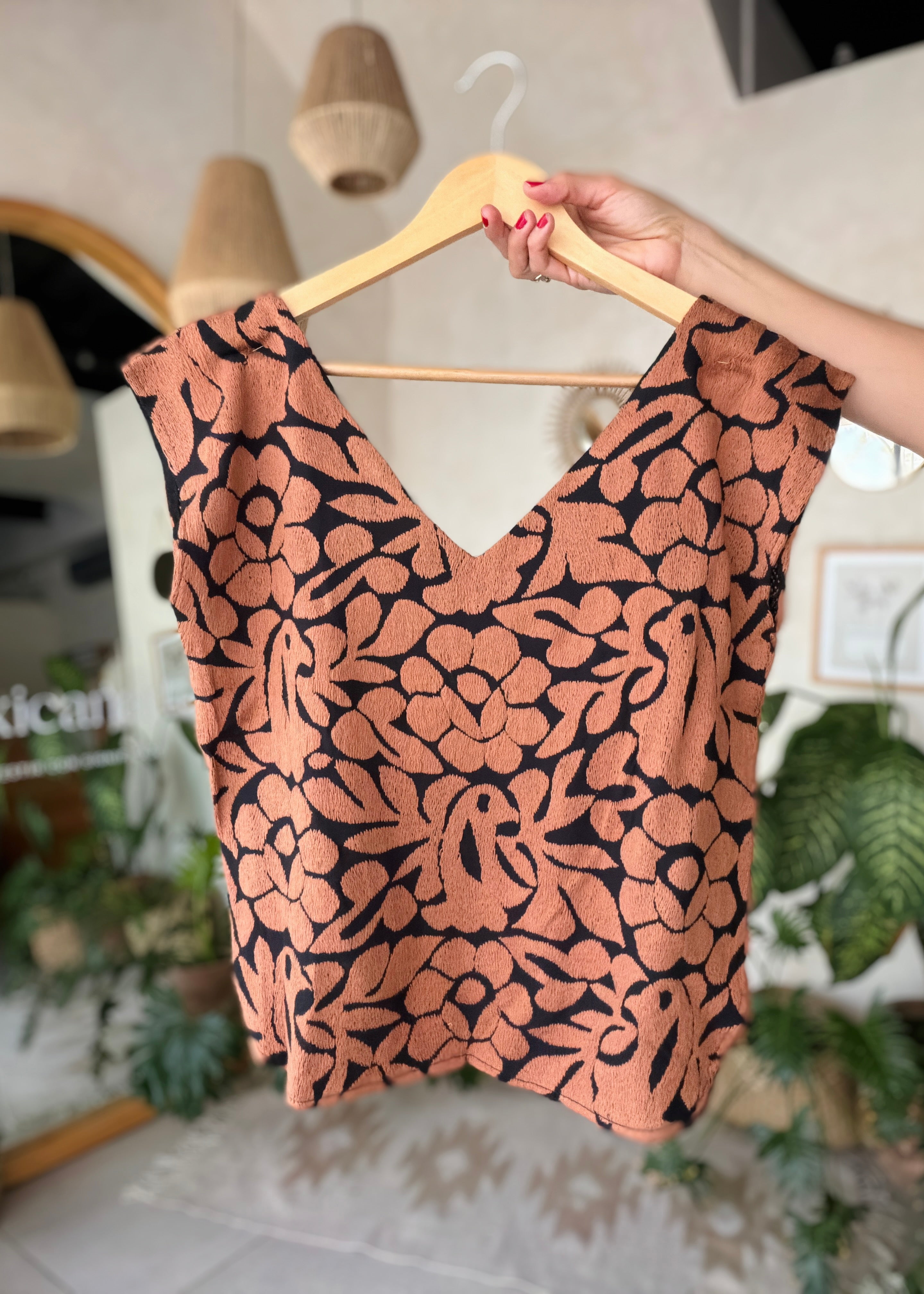 Blusa Jalapa V Negro Chocolates