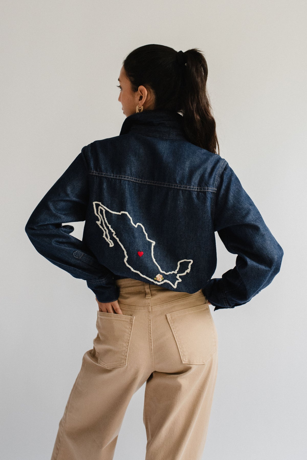 Camisa Mezclilla con Mapa Bordado