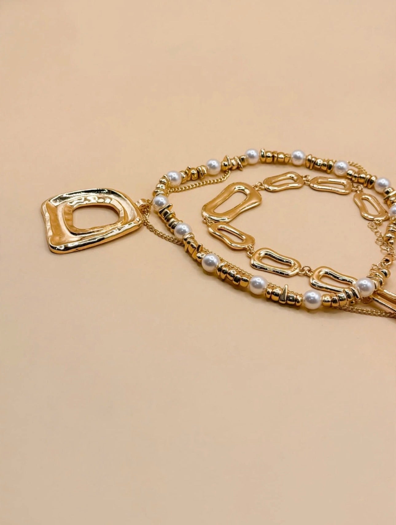 Collar Triple con Óvalos Dorados y Perlas 16