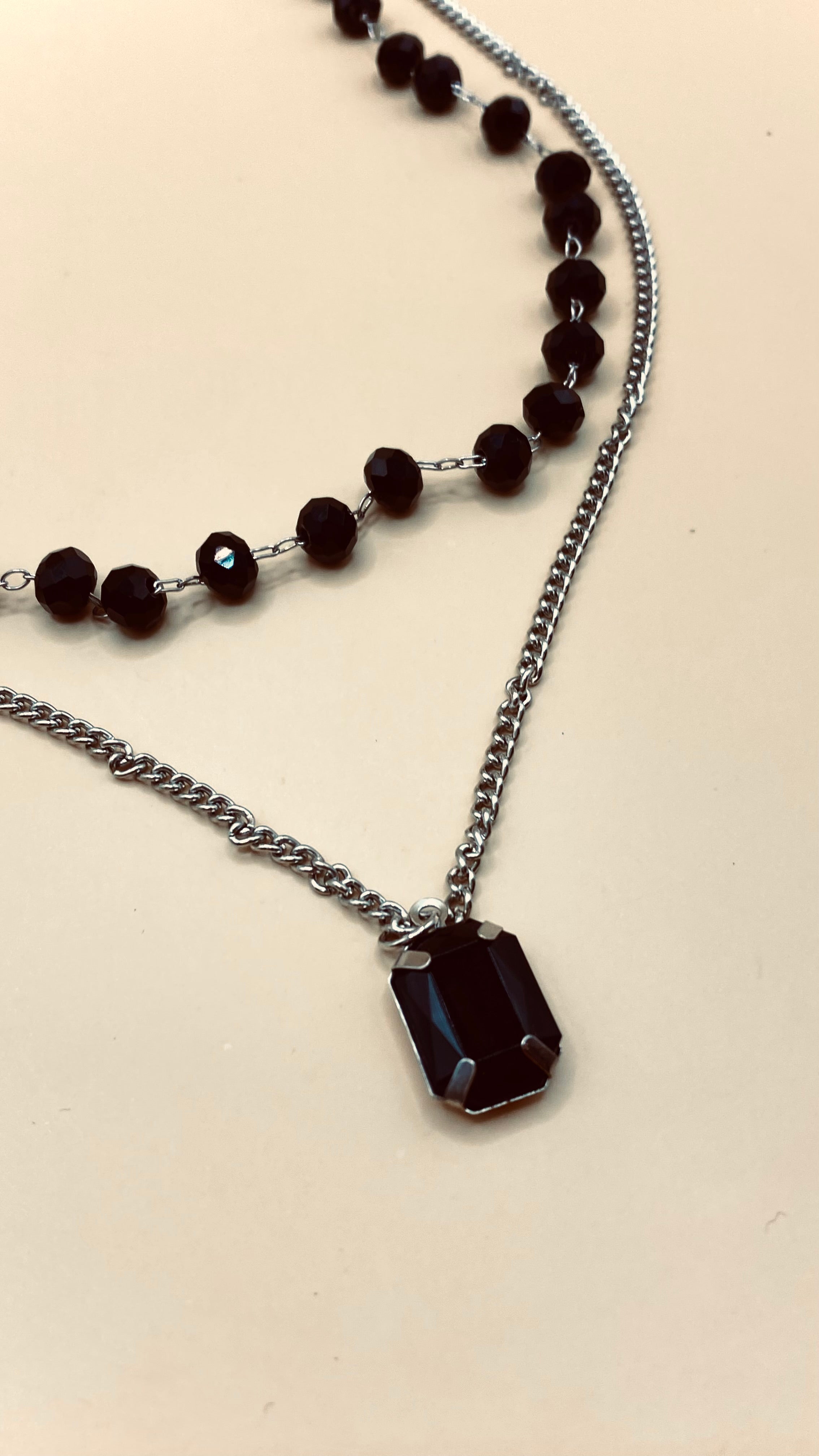 Collar Doble Negro con Plata y Piedra Negra L39