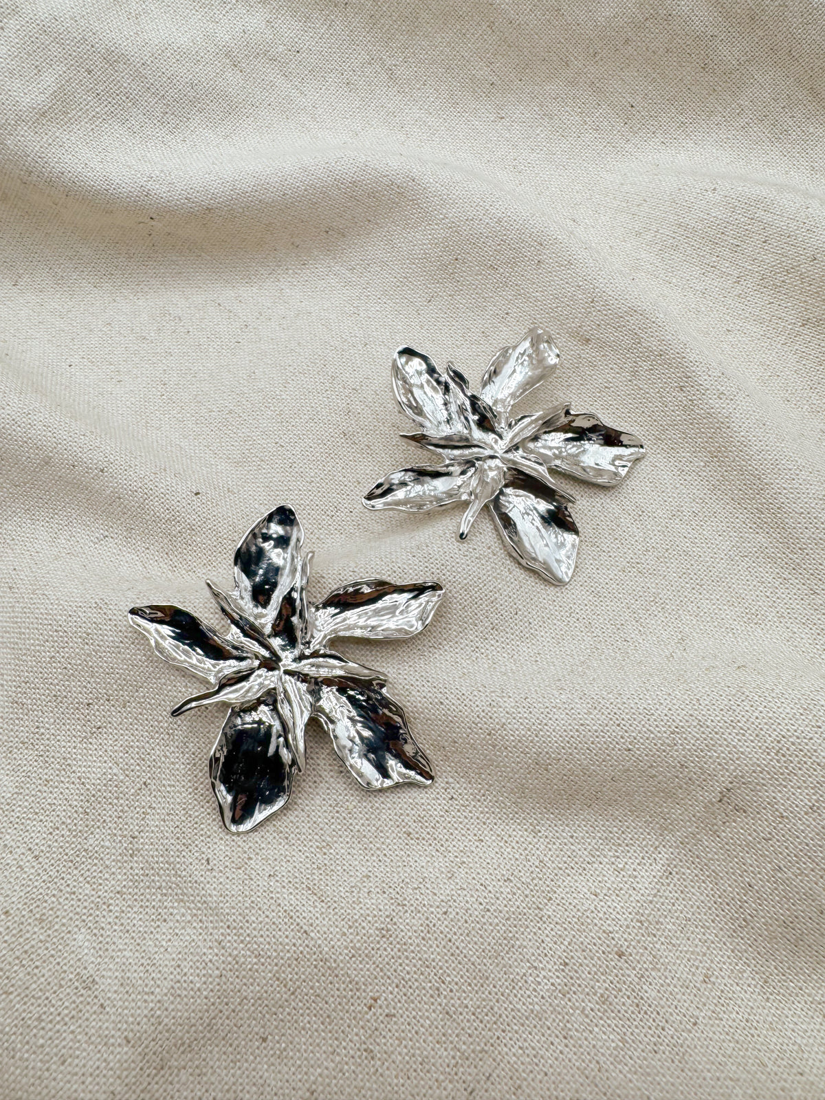 Aretes Estrella Floral Plateada J65