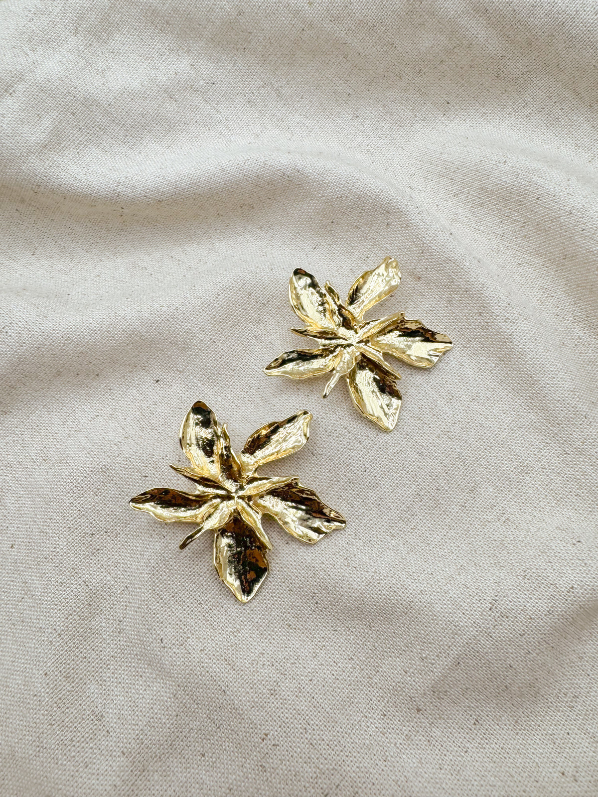 Aretes Estrella Floral Dorada J65