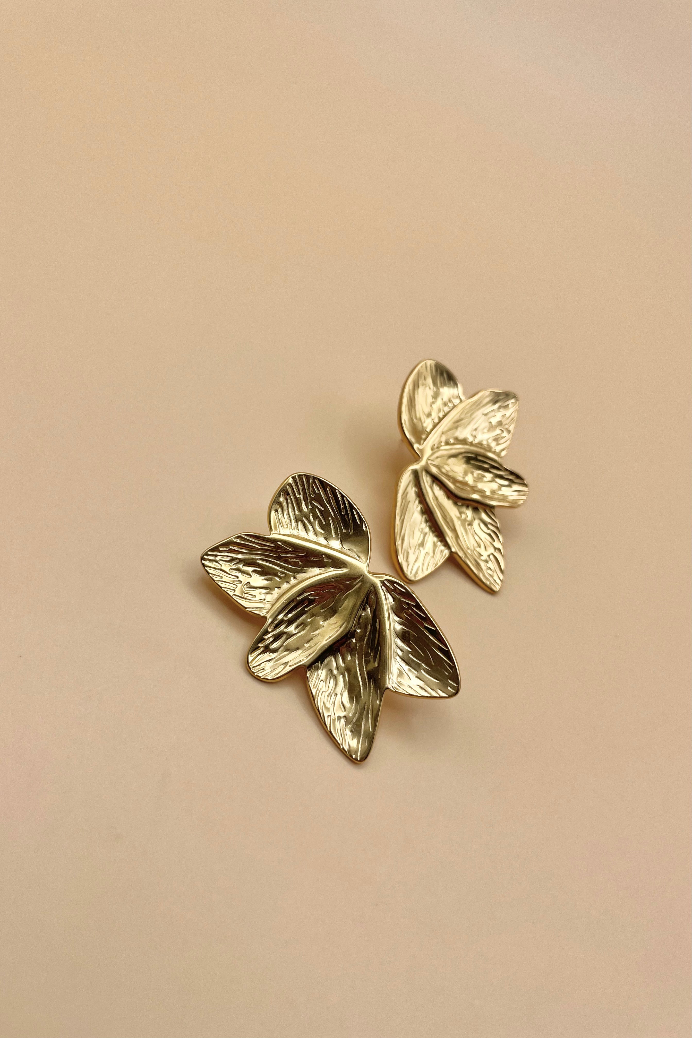 Aretes Media Flor Chica Dorado G11
