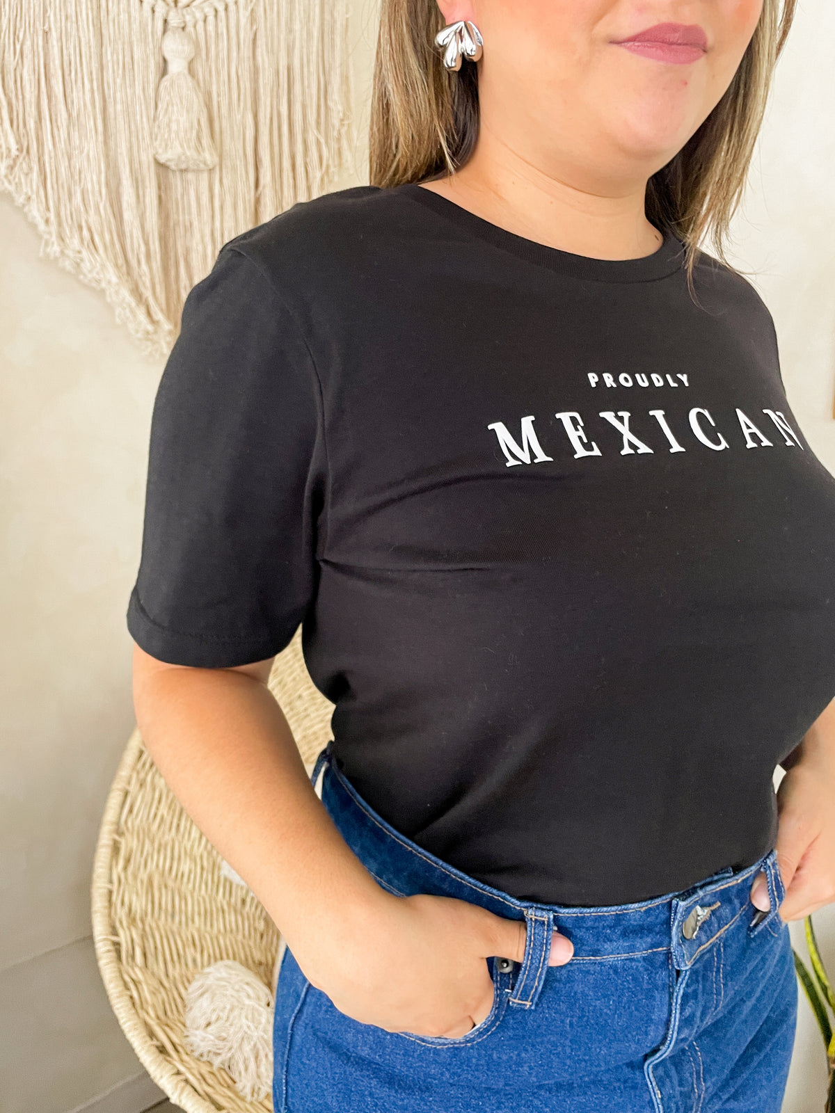 Camiseta Proudly Mexican (letra blanca)