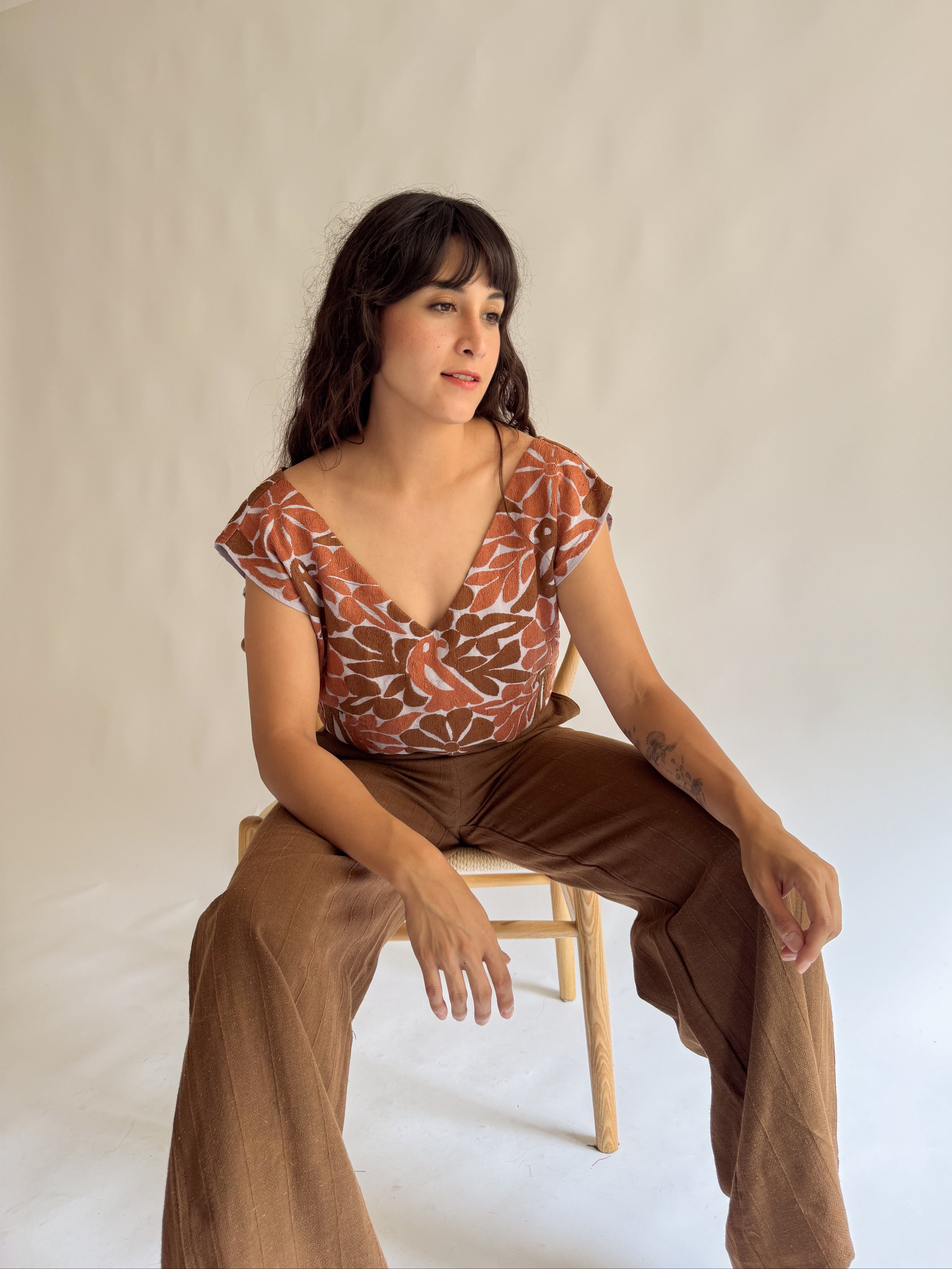 Blusa Jalapa V Gris / Chocolate