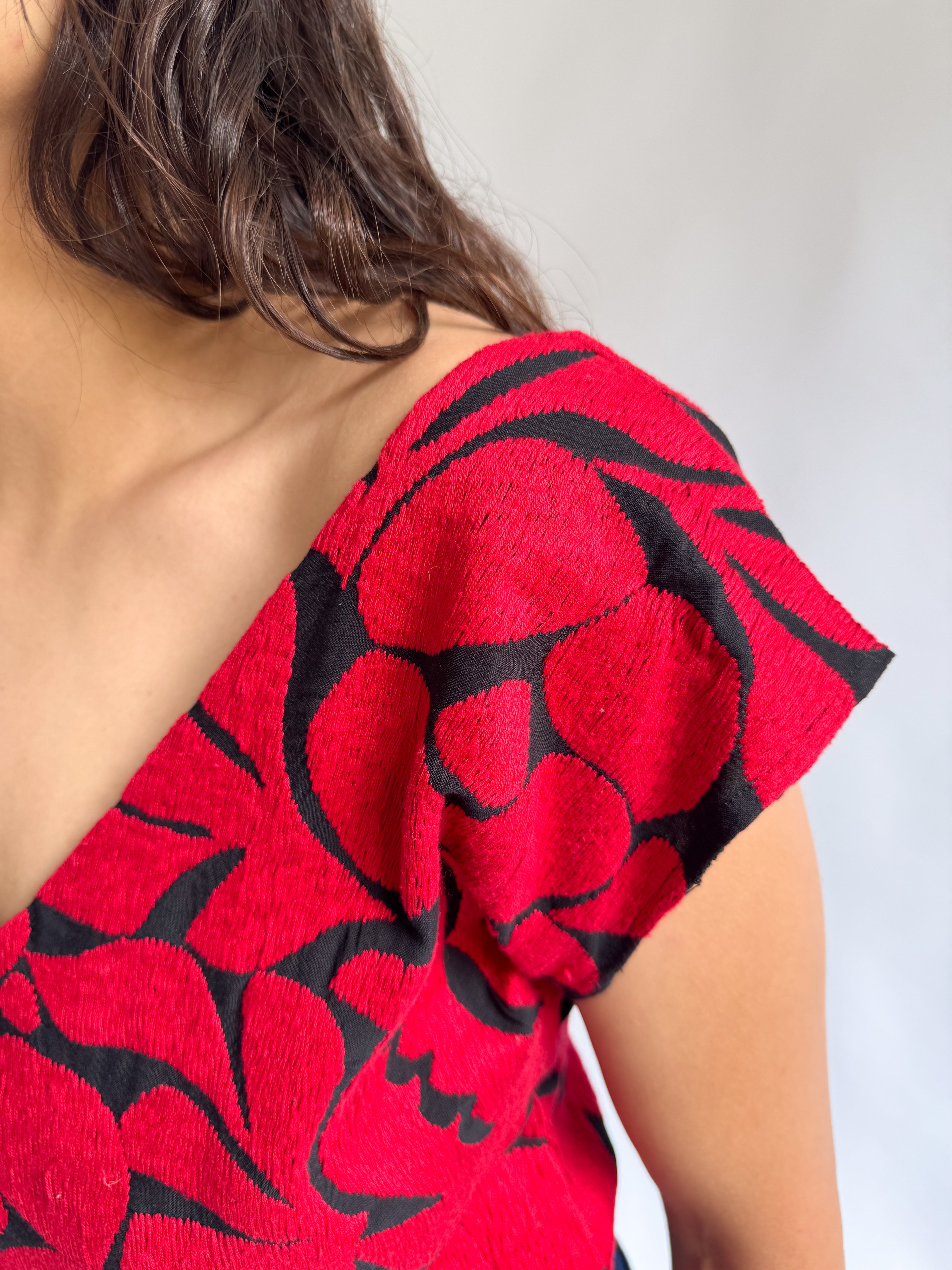 Blusa Jalapa V Negro / Rojo