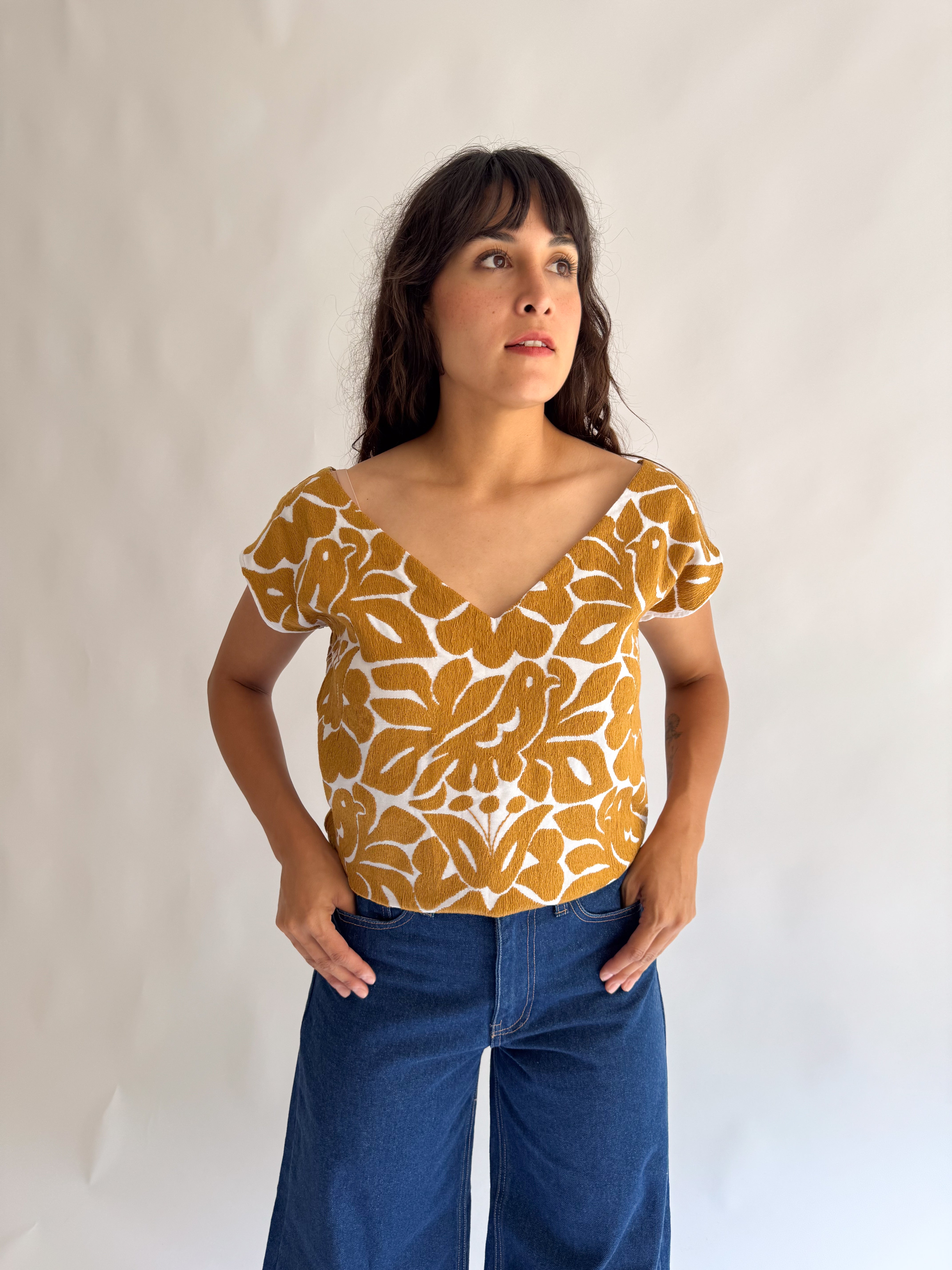 Blusa Jalapa V Blanco / Dorado Intenso