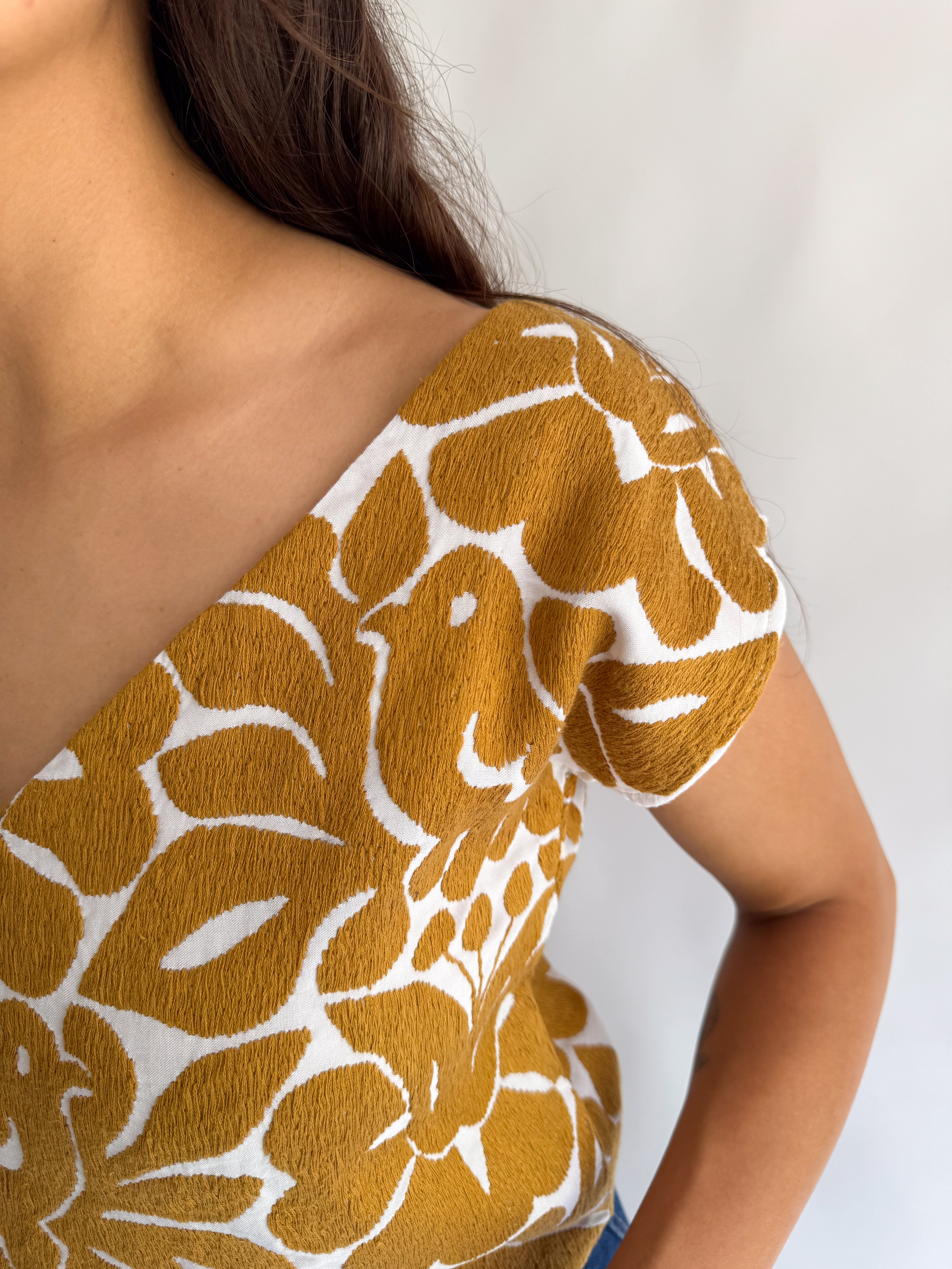 Blusa Jalapa V Blanco / Dorado Intenso