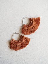 Aretes Macramé Media Luna Canela MC1