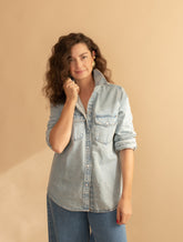 Camisa Mezclilla con mapa bordado