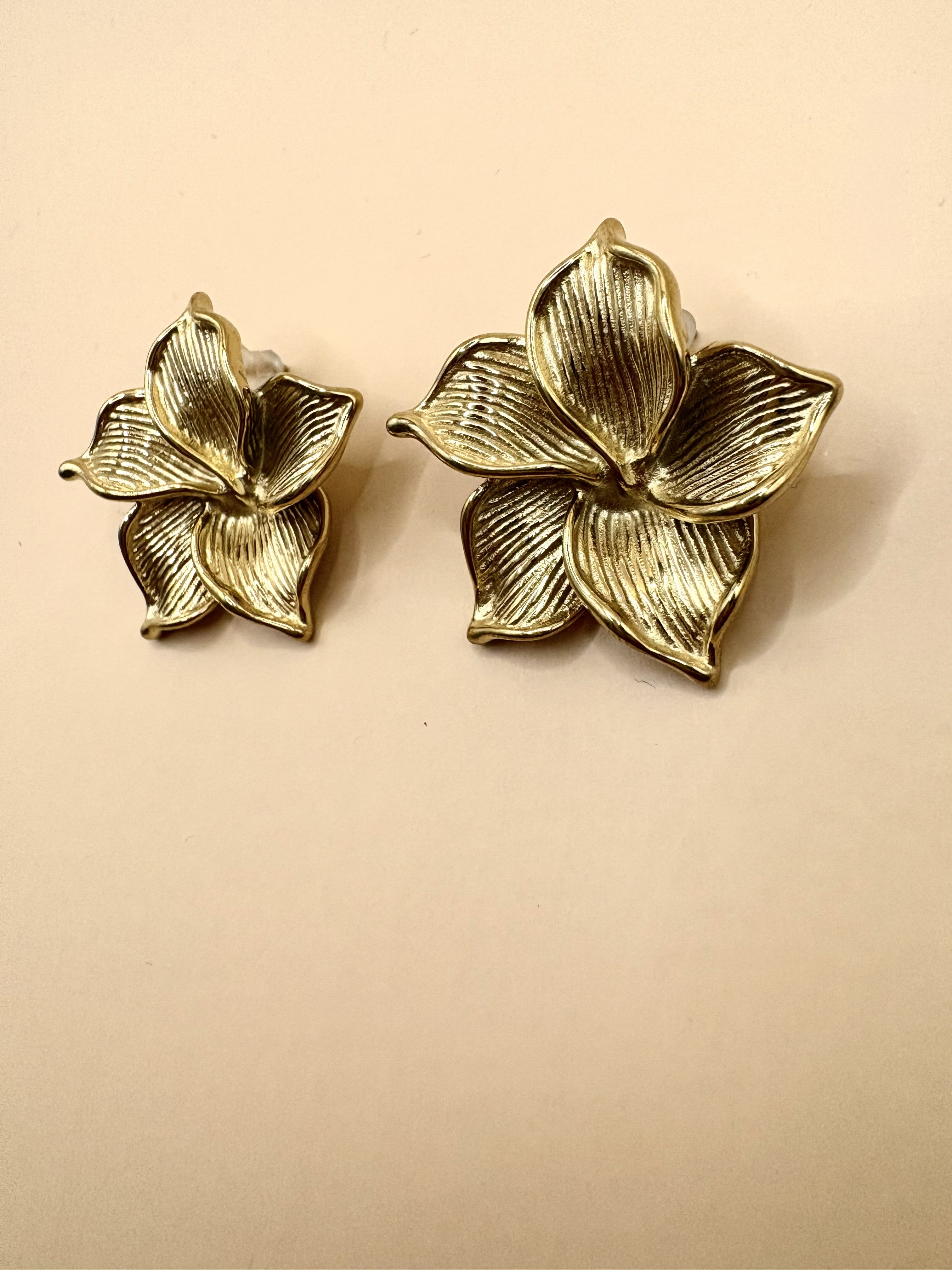 Aretes Flor Doradas N13