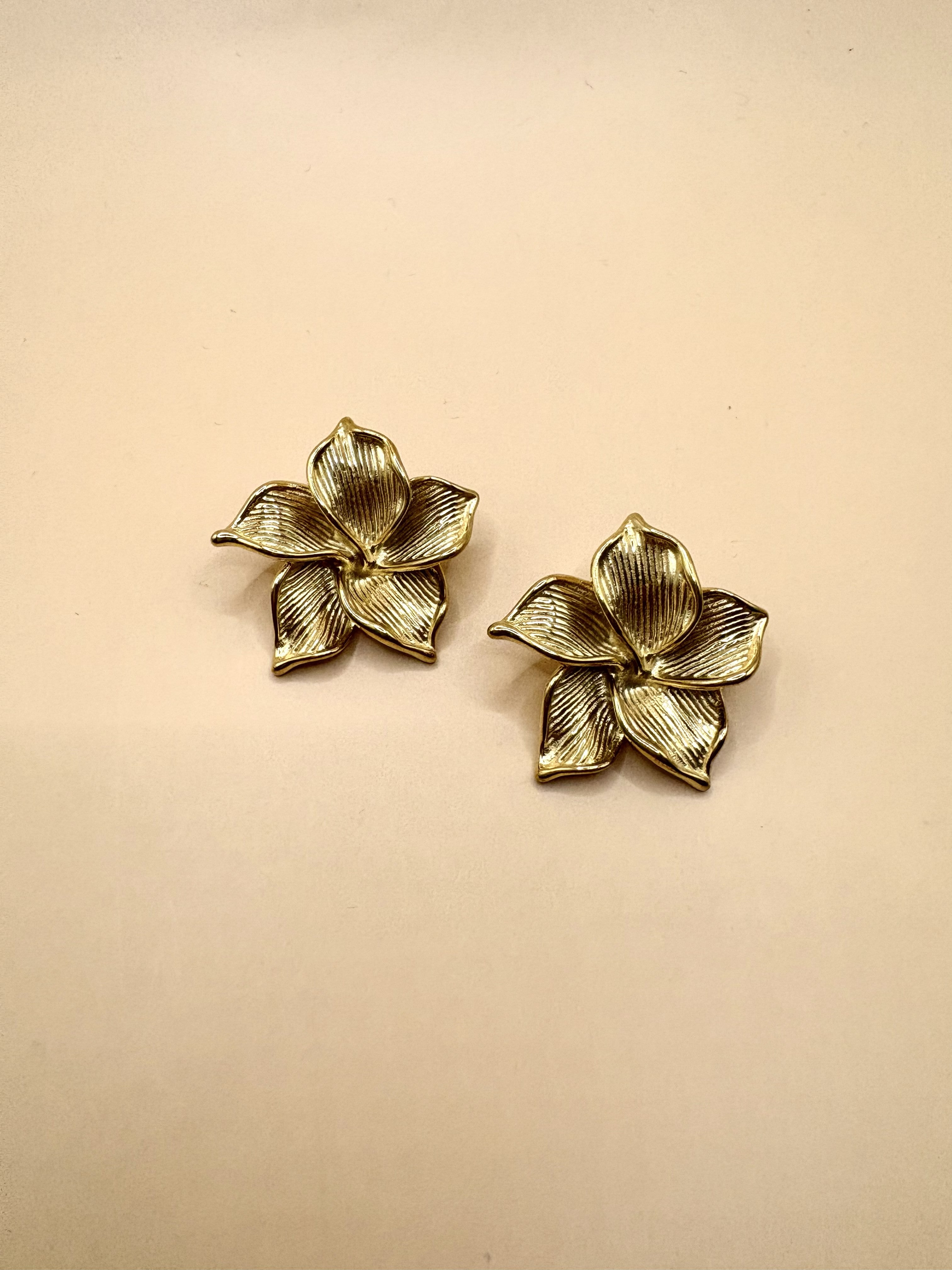 Aretes Flor Doradas N13