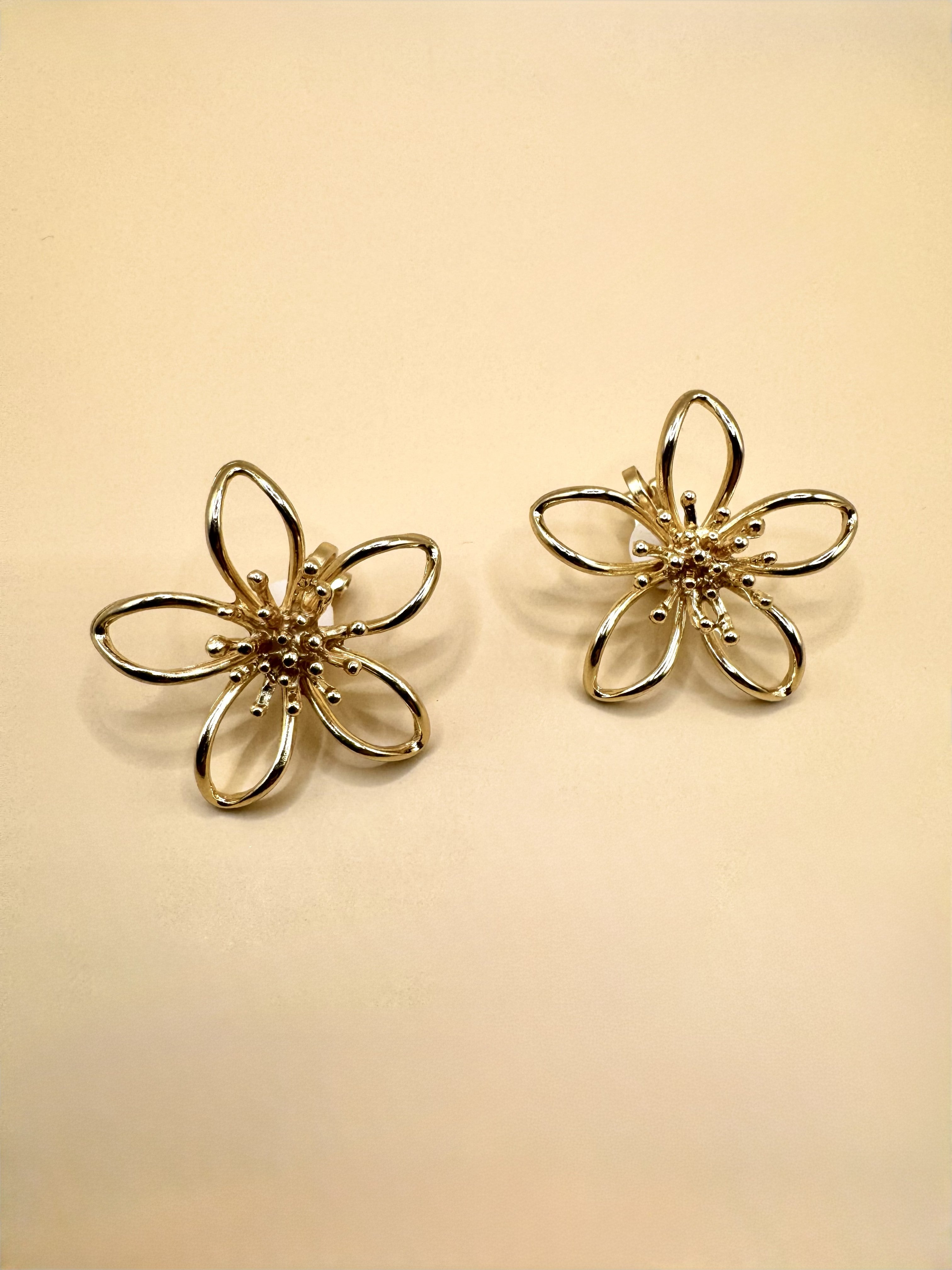 Aretes de Broche Flor Dorados N37