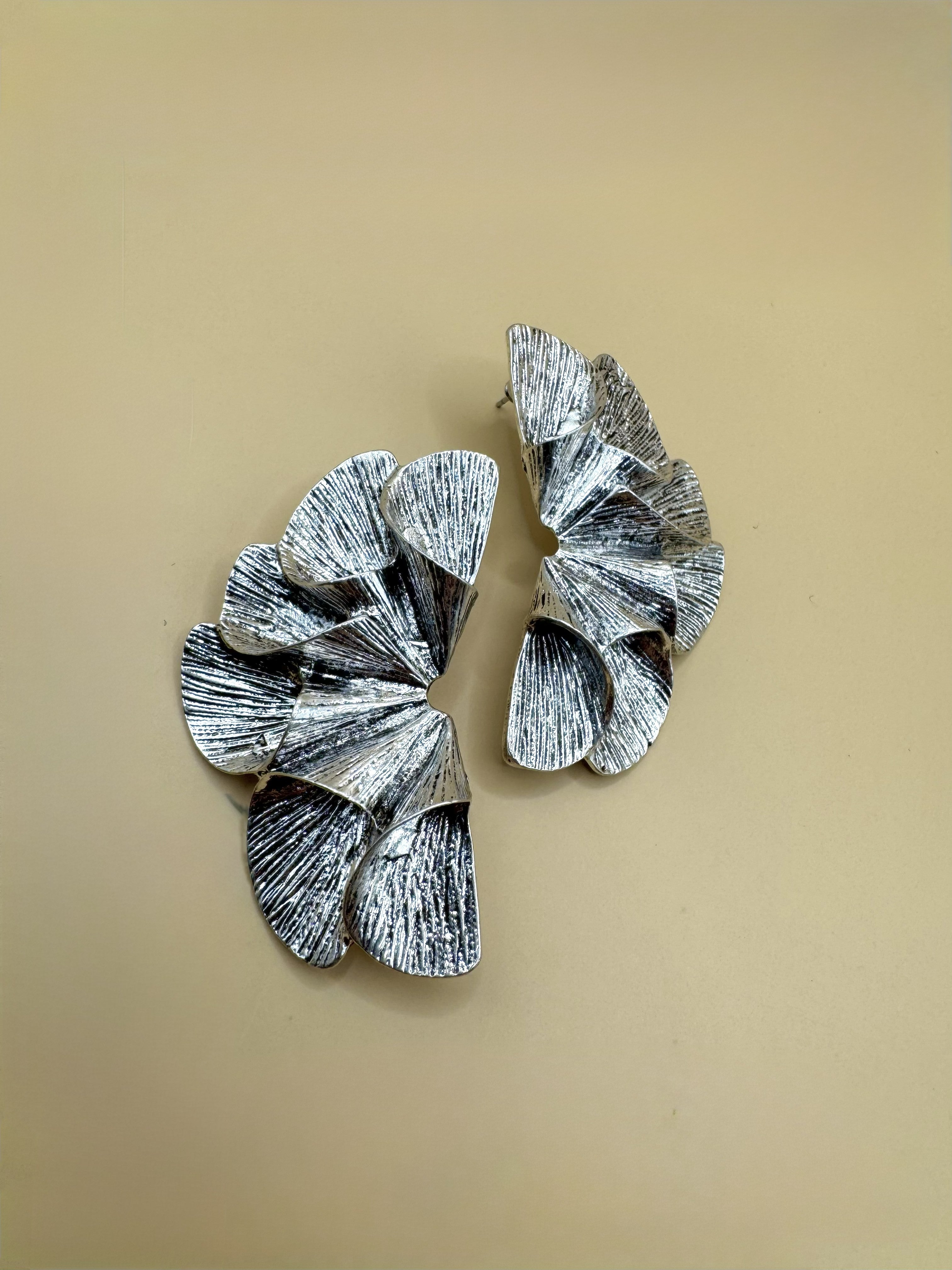 Aretes Petalos Plateados N58