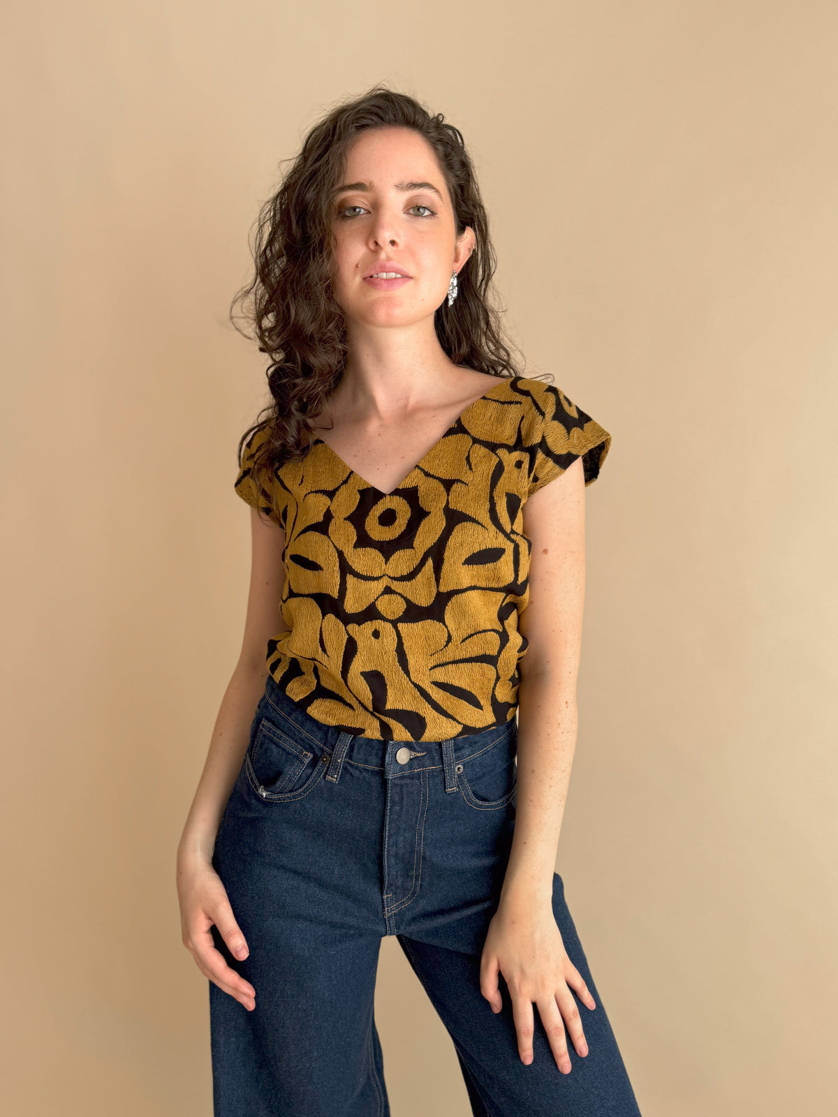 Blusa Jalapa V Negro/Dorado Oscuro