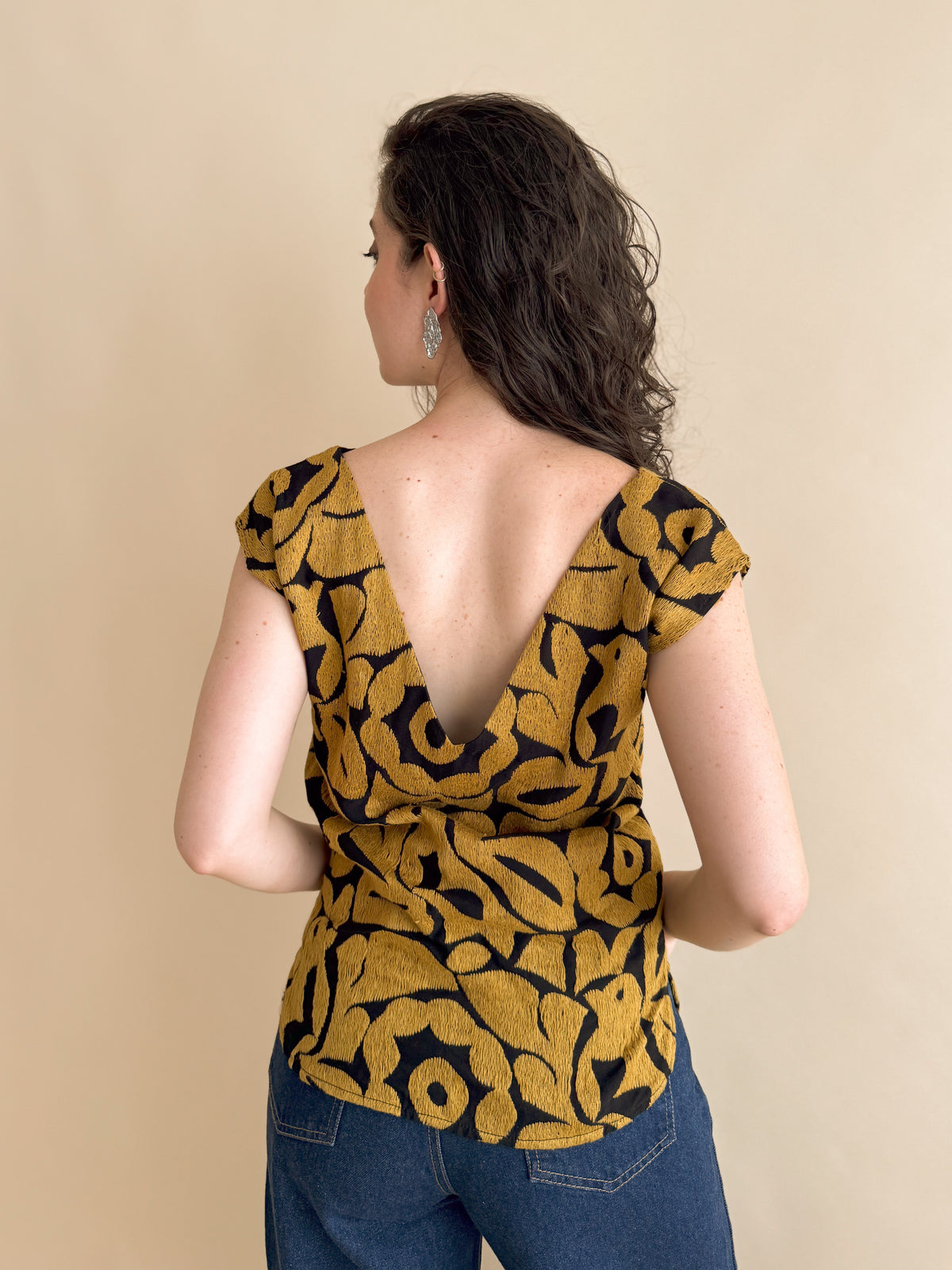 Blusa Jalapa V Negro/Dorado Oscuro