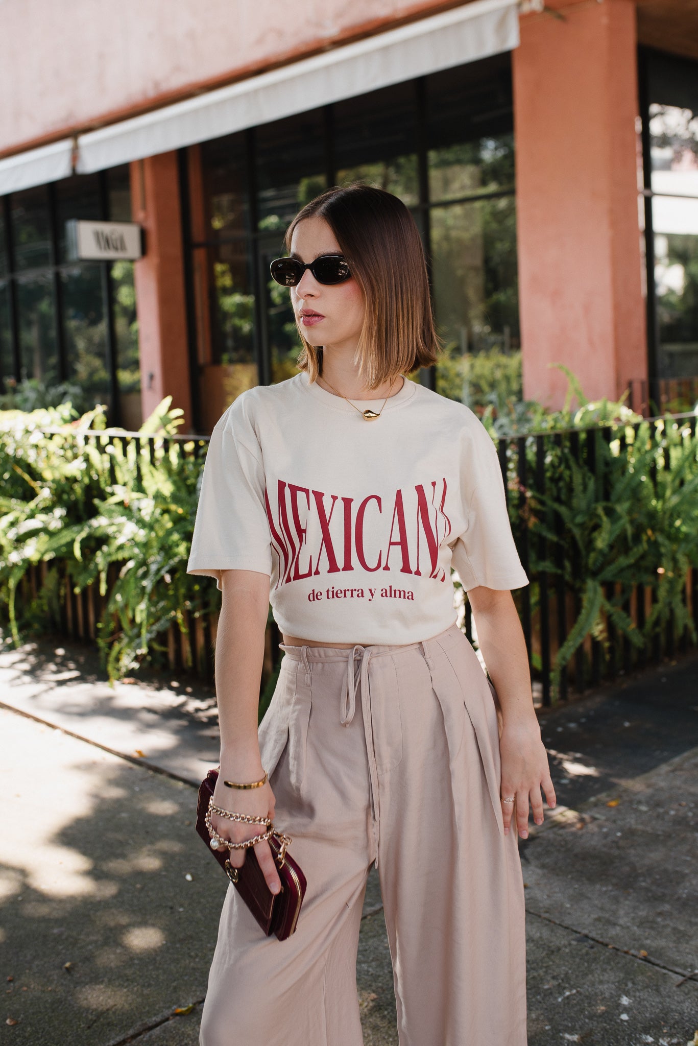 Playera Mexicana De Tierra Y Alma Beige Con Rojo