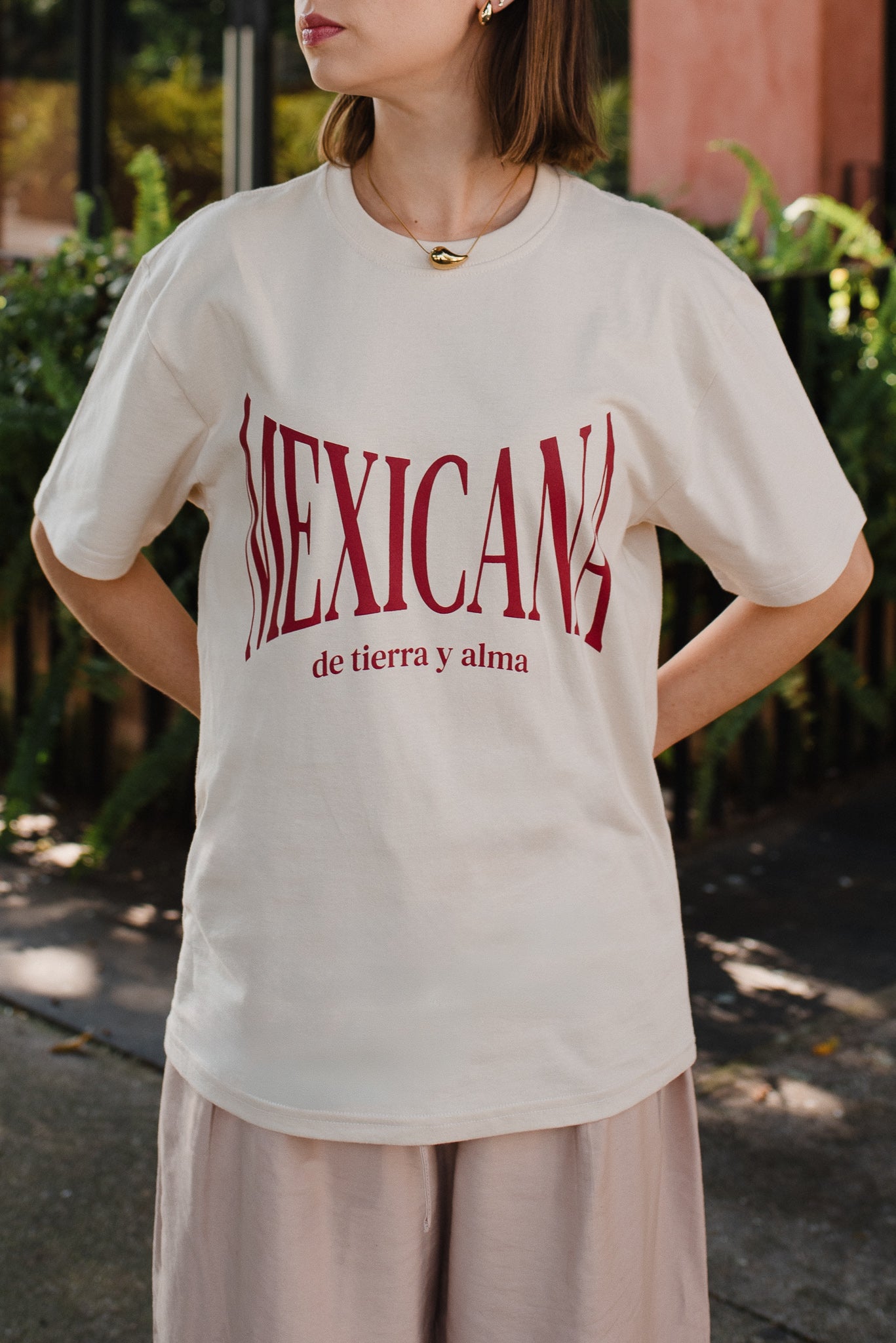 Playera Mexicana De Tierra Y Alma Beige Con Rojo