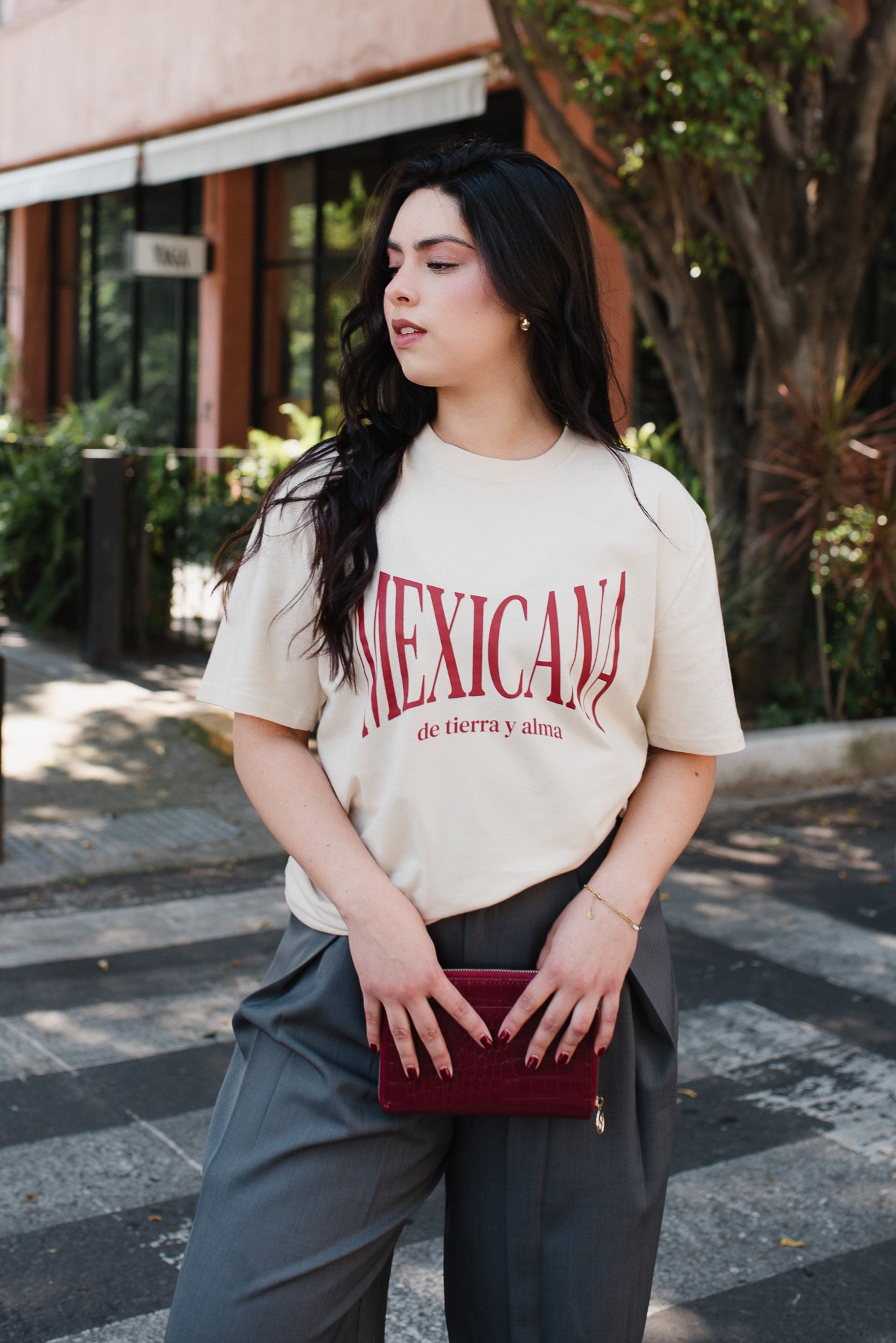 Playera Mexicana De Tierra Y Alma Beige Con Rojo