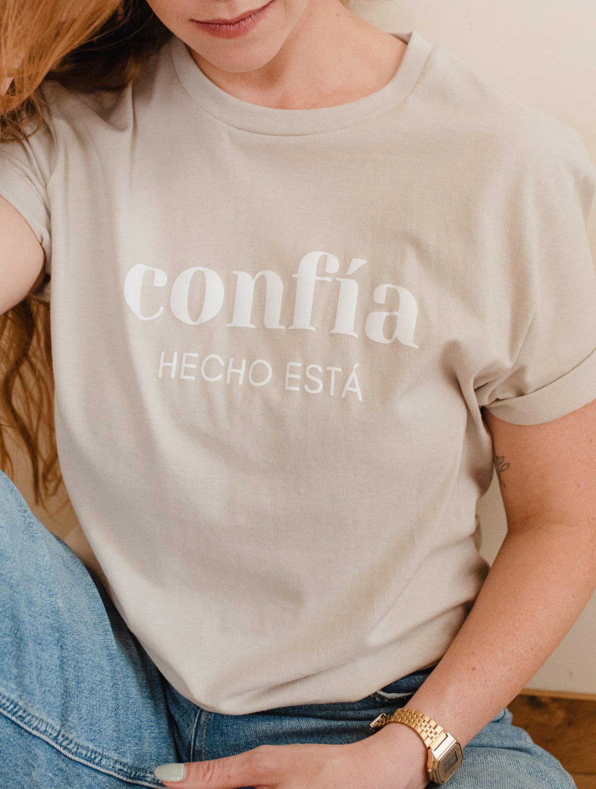 Camiseta Confía Hecho Está