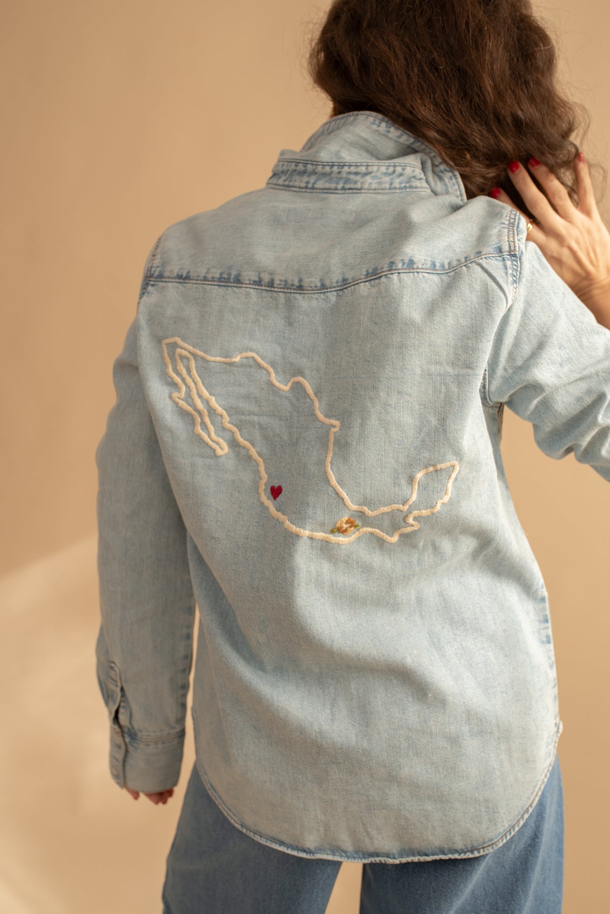 Camisa de Mezclilla Clara Con Mapa Bordado