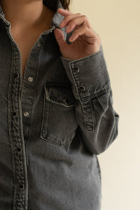 Camisa Mezclilla con mapa bordado