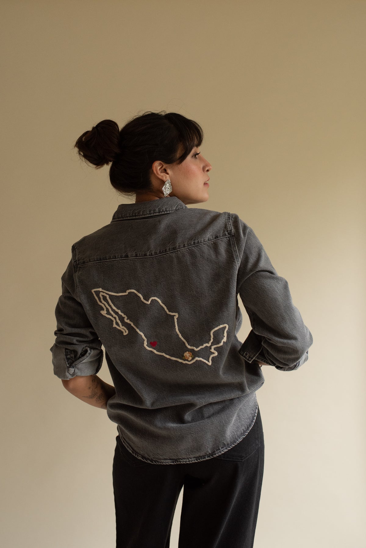 Camisa de Mezclilla Gris Oscura Con Mapa Bordado