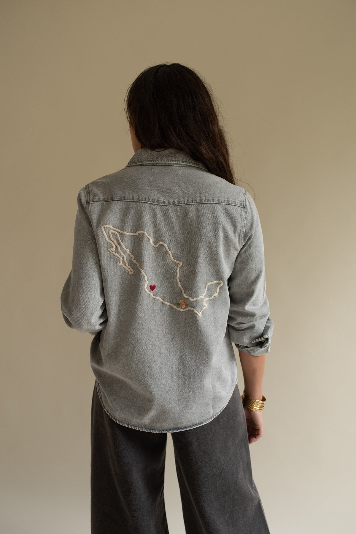 Camisa de Mezclilla Gris Clara Con Mapa Bordado