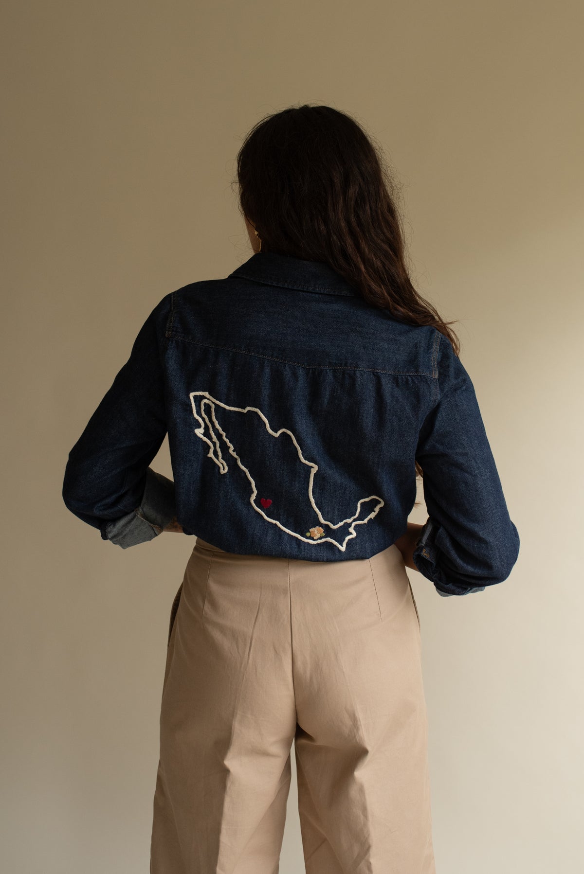 Camisa de Mezclilla Azul Marino Con Mapa Bordado